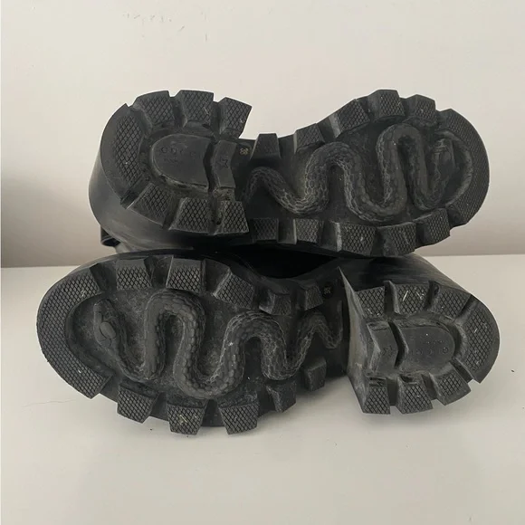 Gucci Women’s Trip Leather Booties With Red Laces